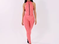 Colete Feminino Coral Logomania Com Recortes E Zíper Flow Dlk