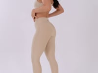 Calça Legging Shine Nude Texturizada Com Cós Transpassado Dlk