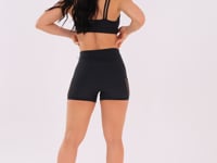 Short Fitness Feminino Preto Com Recortes Em Tela Harmony Dlk