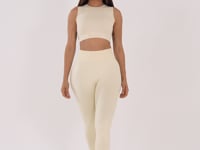 Legging Fitness Feminina Creme Com Detalhe Logomania E Modela Bumbum Seamless+ Dlk