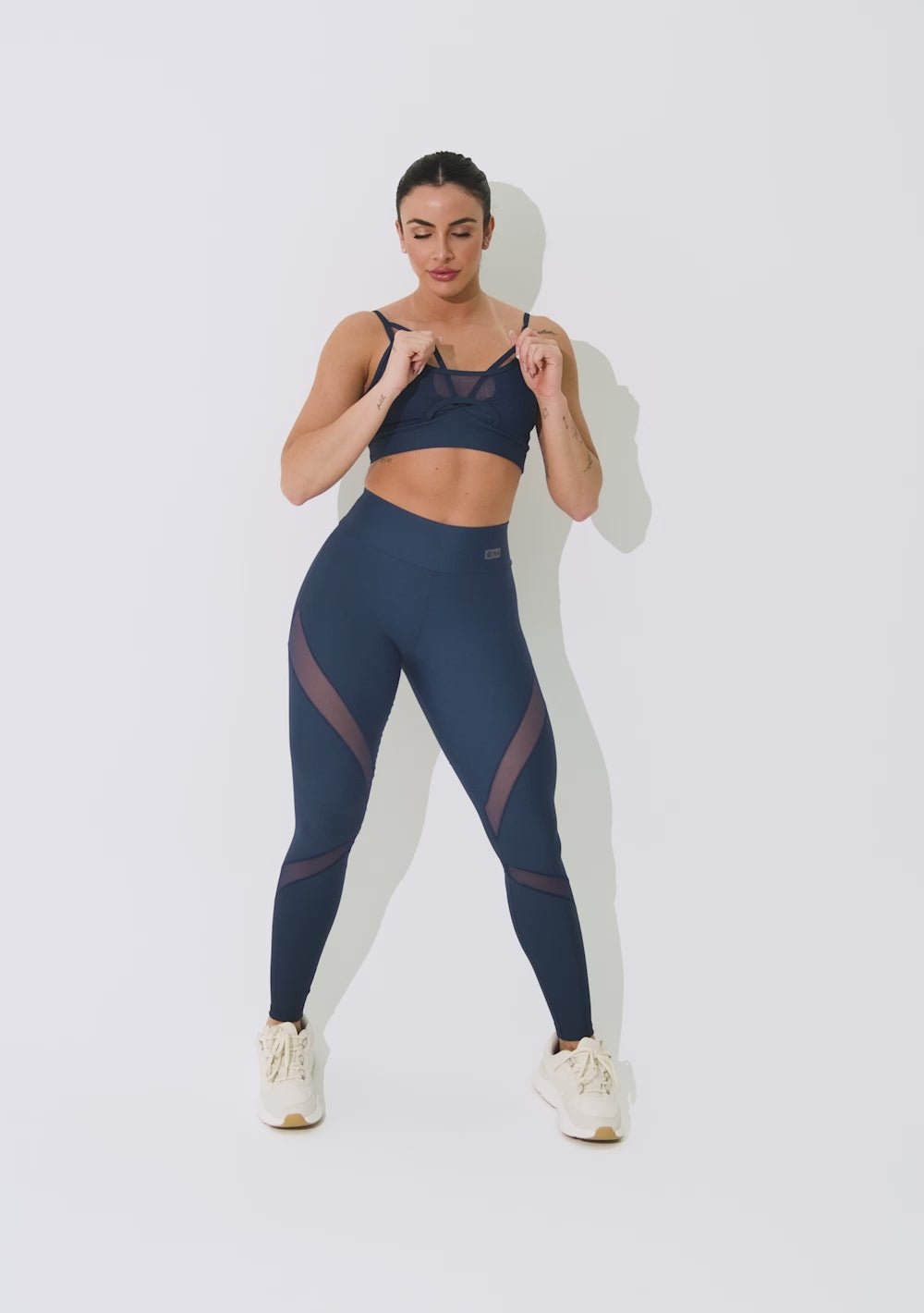 Top Fitness Feminino Marinho Com Tiras Frontais E Detalhe Em Tule Intense Dlk