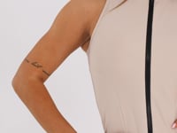 Colete Fitness Feminino Nude Com Zíper E Recortes Aura Dlk