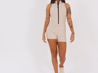 Macaquinho Fitness Feminino Nude com Zíper e Recortes Aura Dlk