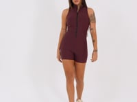 Macaquinho Fitness Feminino Vinho com Zíper e Recortes Aura Dlk