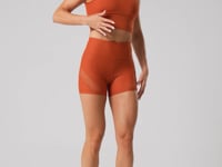 Top Fitness Feminino Terracota Com Alças Largas E Recortes Lush Dlk