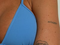 Top Biquíni Triângulo Com Bojo E Textura Solaris Dlk Azul