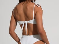 Calcinha Biquíni Hot Pant Cavada Com Fios De Lurex Solaris Dlk Branco