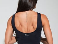 Cropped Fitness Feminino Com Recorte Anatômico Preto Básico Dlk