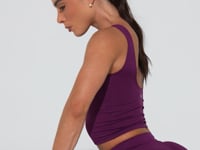 Cropped Fitness Feminino Com Recorte Anatômico Roxo Básico Dlk
