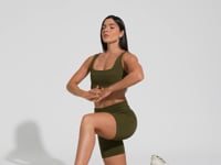 Bermuda Fitness Feminina Com Bolso No Cós E Detalhe Canelado Motion Lines Dlk Verde Oliva