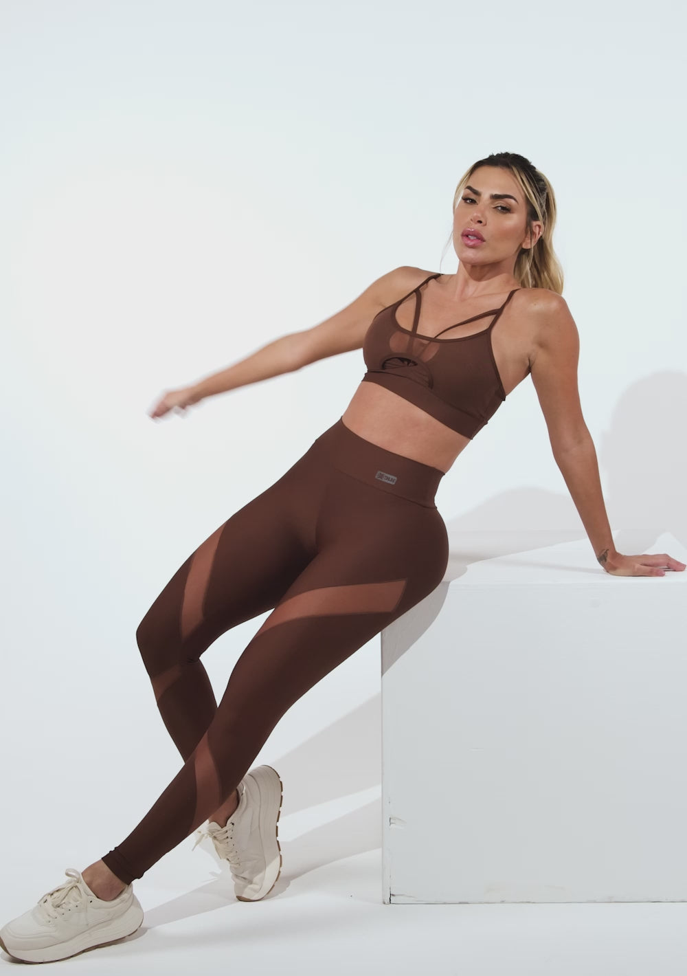 Top Fitness Feminino Marrom Com Tiras Frontais E Detalhe Em Tule Intense Dlk