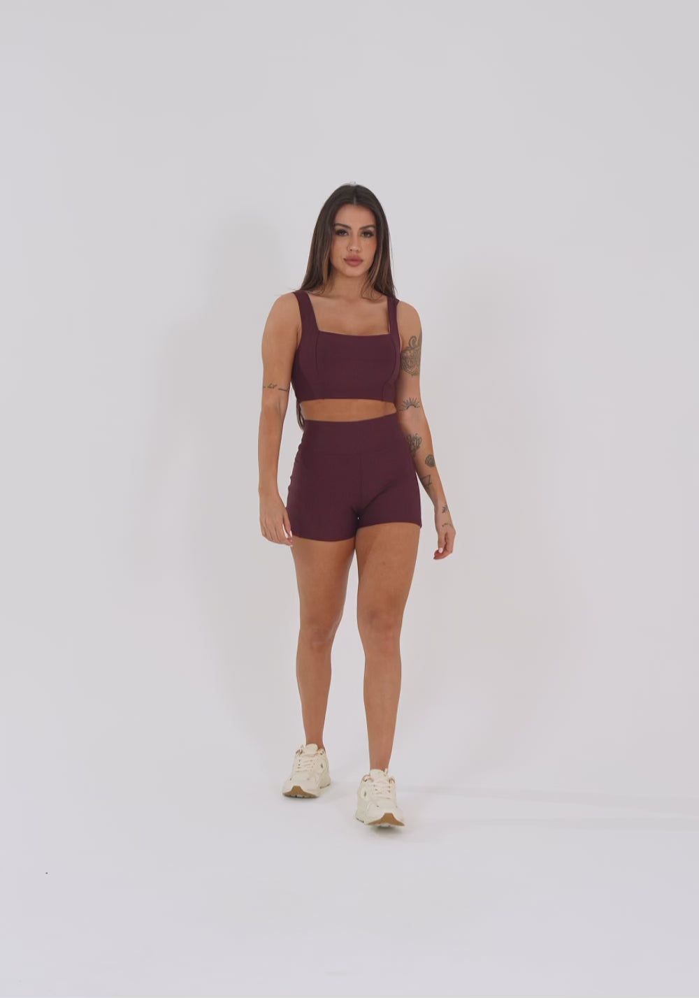 Top Fitness Feminino Vinho Decote Reto Com Recortes Aura Dlk