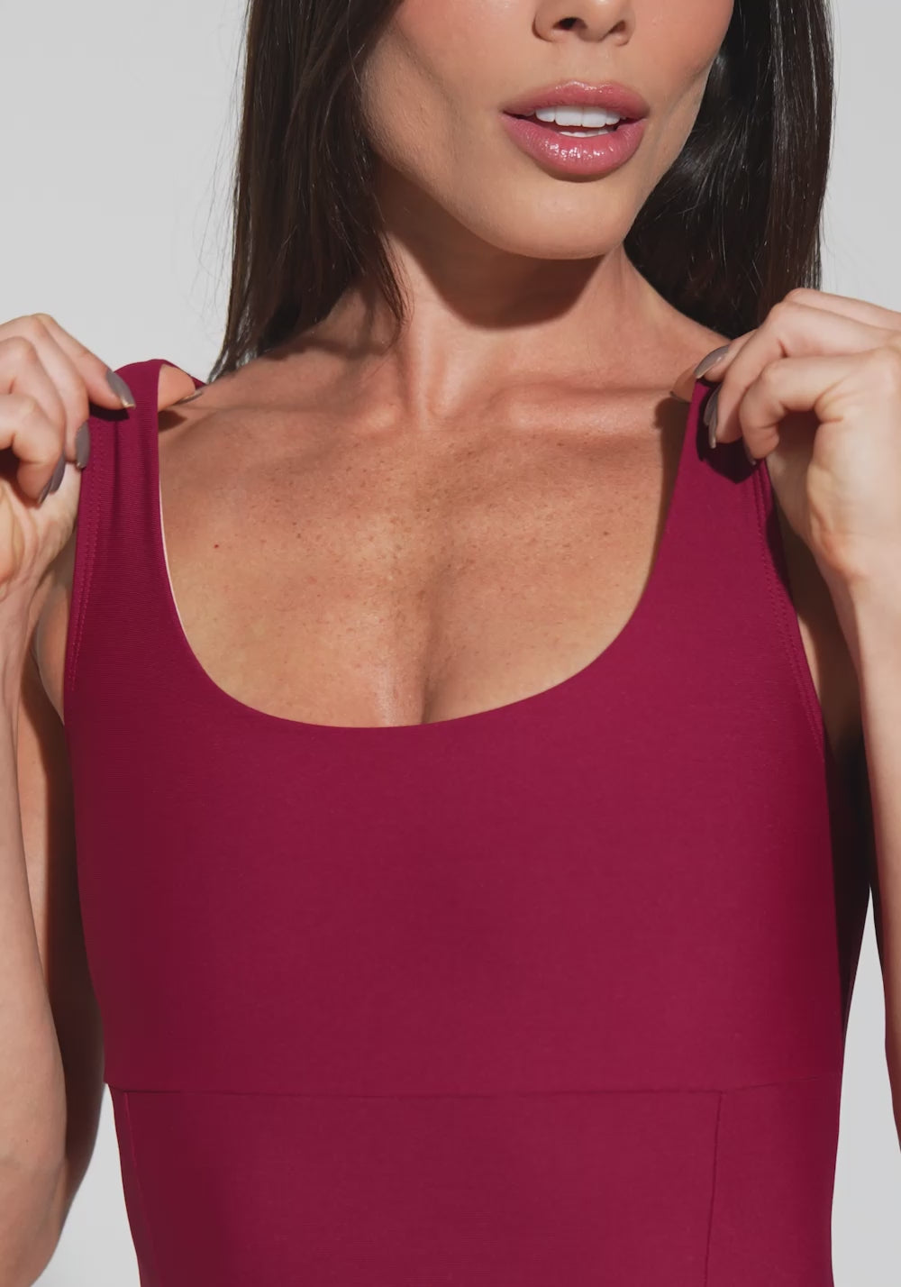 Macacão Fitness Feminino Vermelho Cereja com Alças Largas e Recortes Aura Dlk