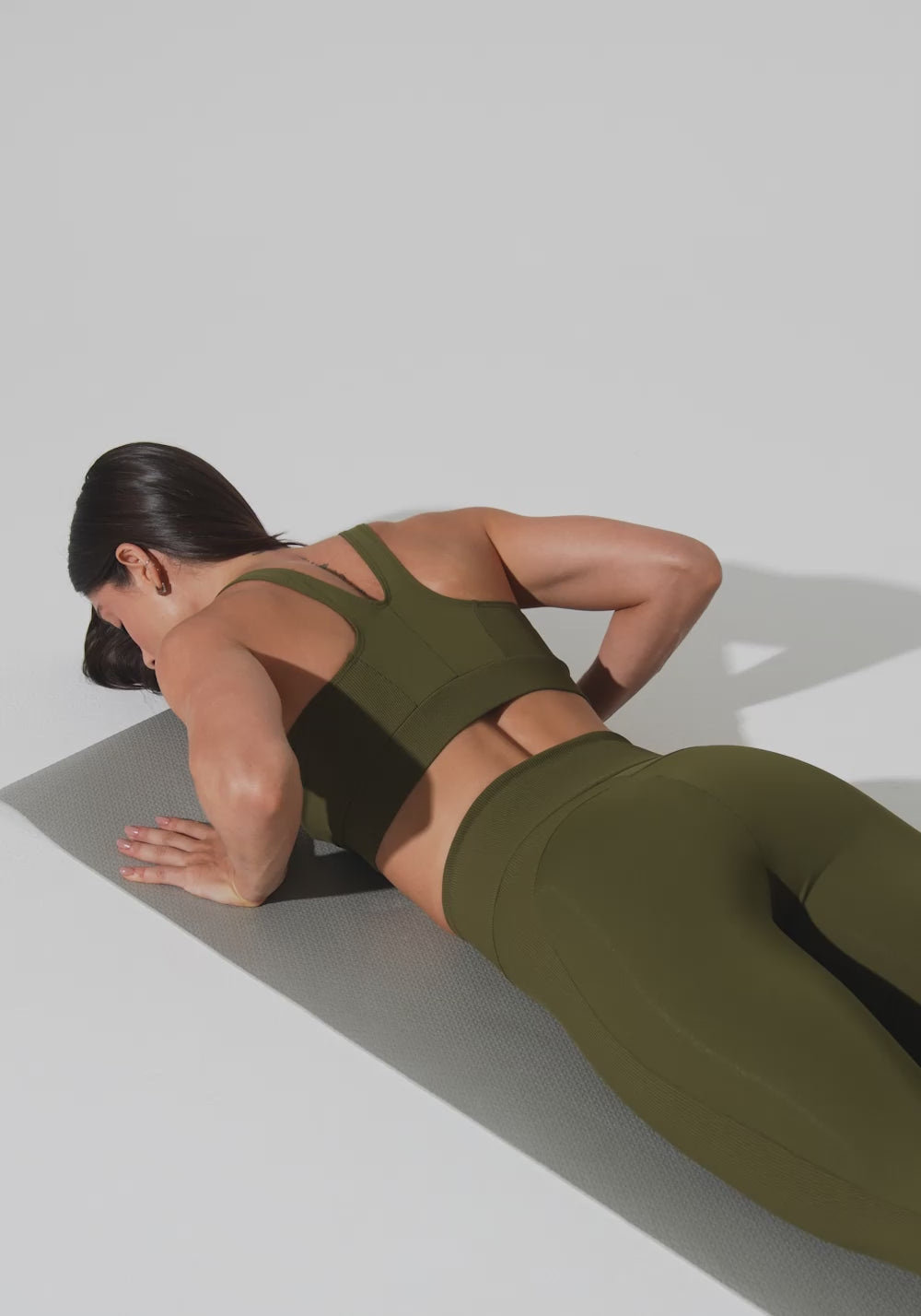 Top Fitness Feminino Nadador Anatômico Com Detalhe Canelado Motion Lines Dlk Verde Oliva
