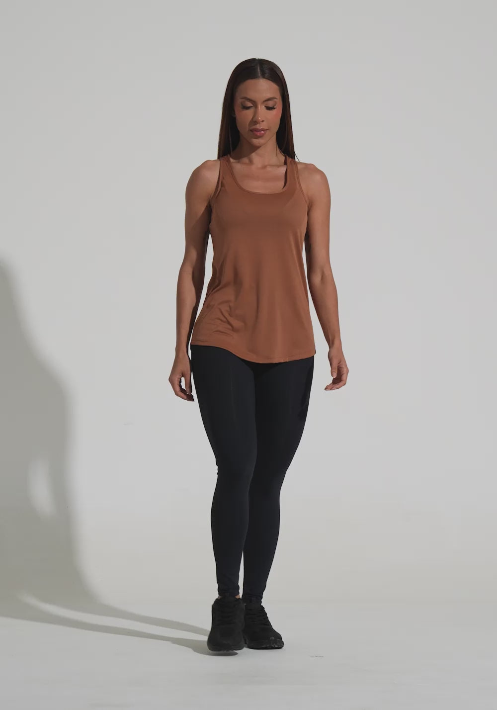 Camiseta Fitness Feminina De Poliamida Modelo Nadador Básica Dlk Marrom