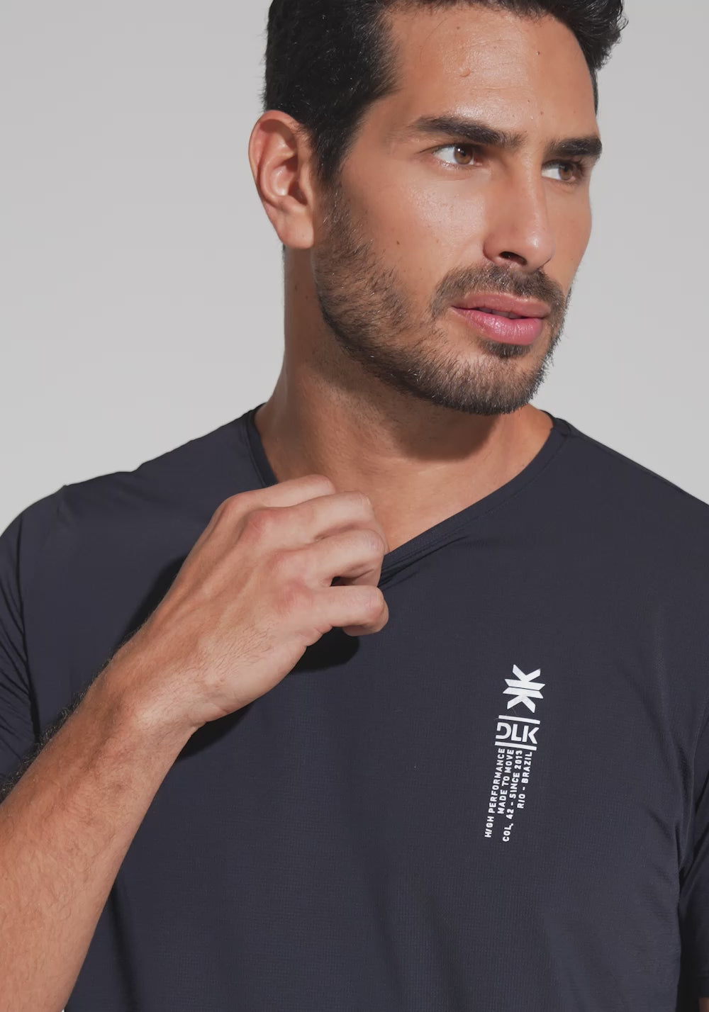 Camiseta Fitness Masculina Dry Fit com Recortes Nas Costas Dlk Preto