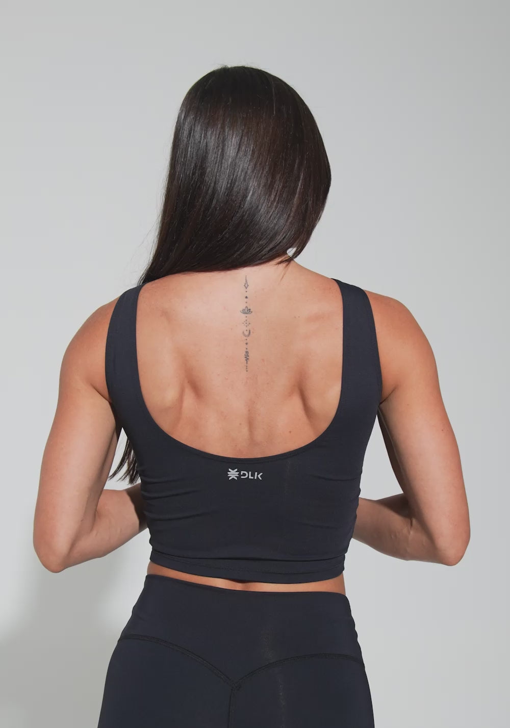Cropped Fitness Feminino Com Recorte Anatômico Preto Básico Dlk
