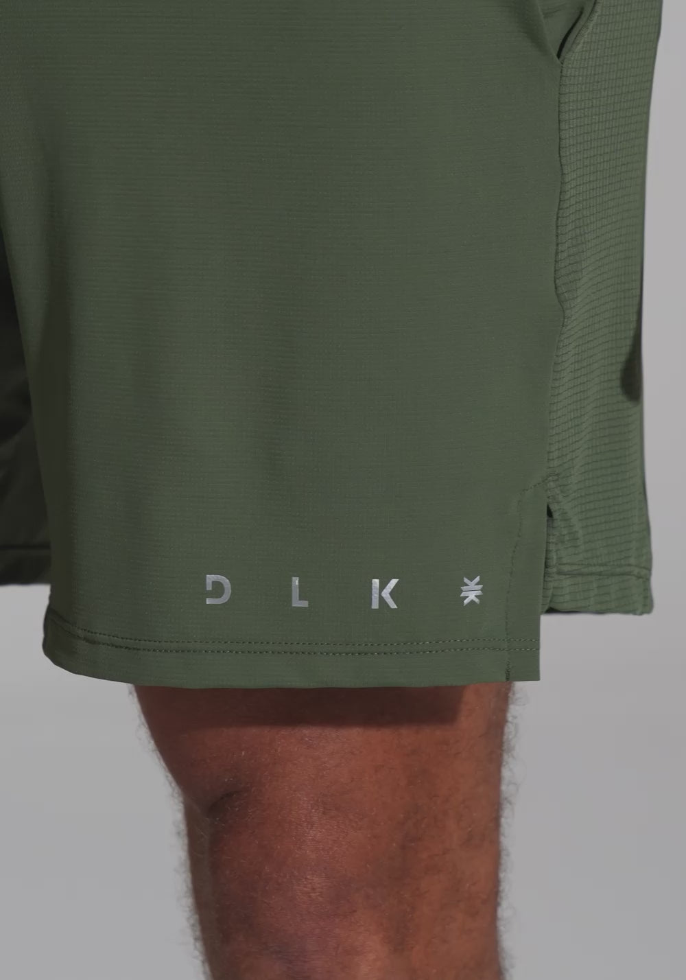 Short Fitness Masculino Dry Fit com Bolsos e Recorte Lateral Dlk Verde Militar