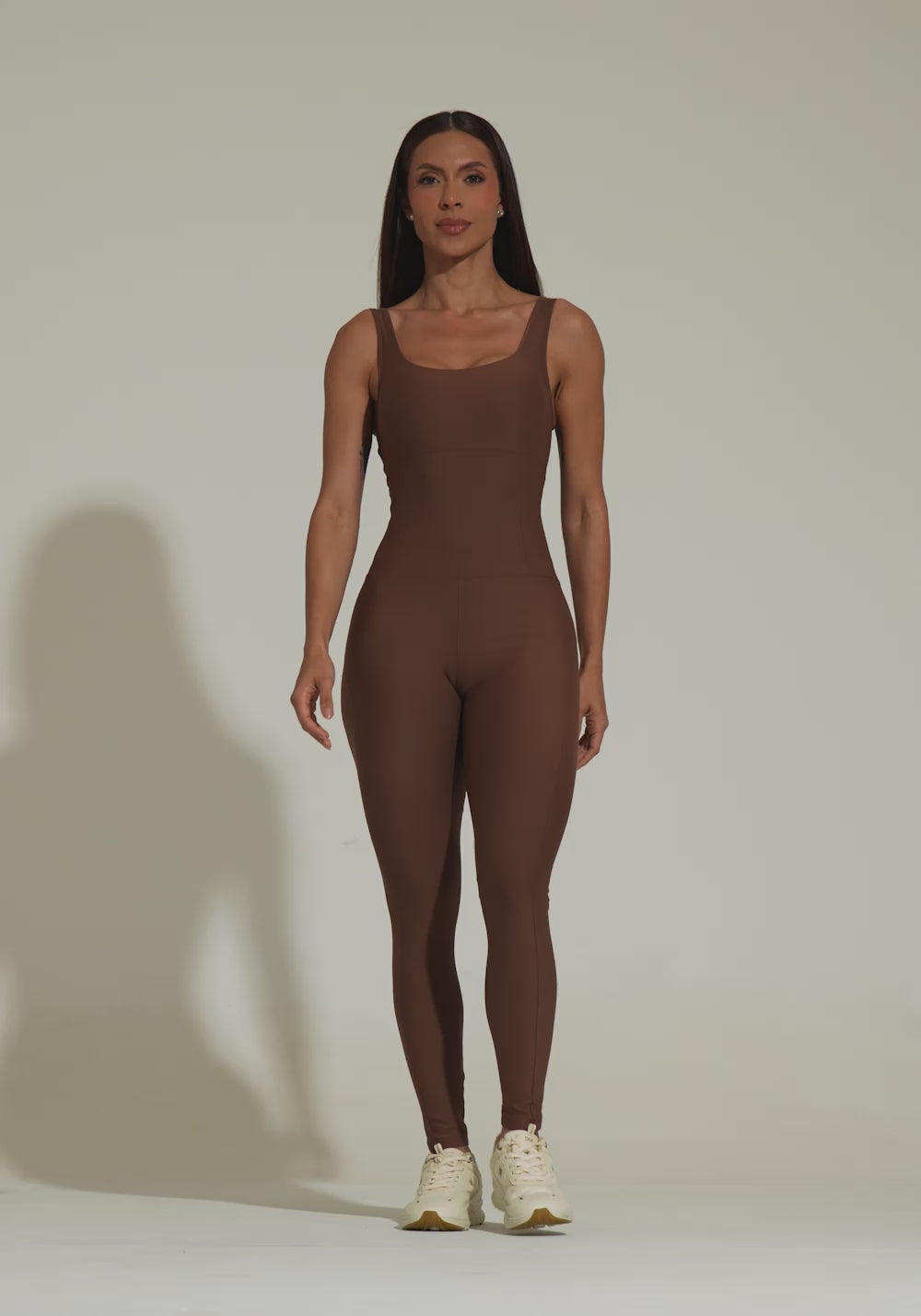 Macacão Fitness Feminino Marrom com Alças Largas e Recortes Aura Dlk