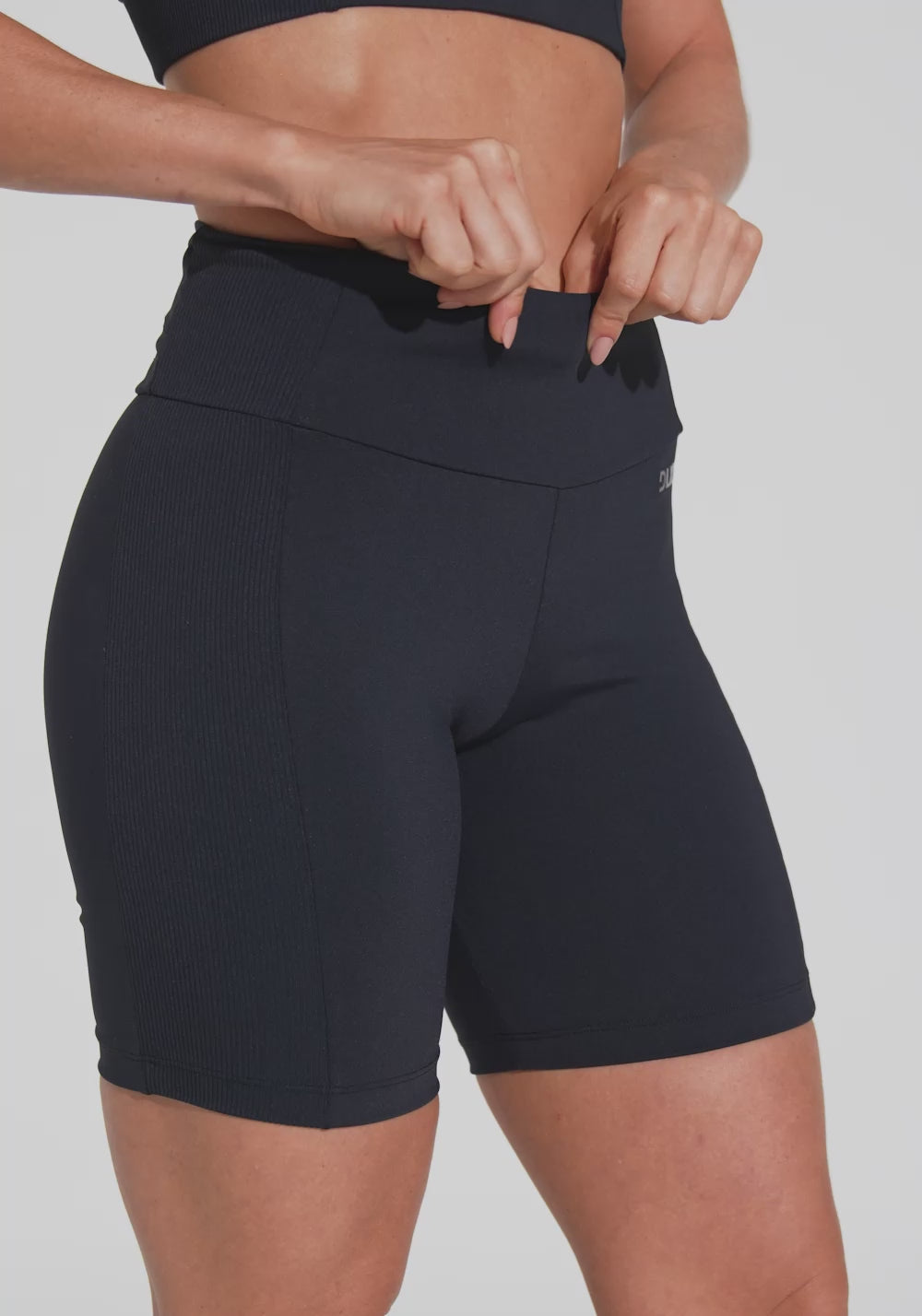 Bermuda Fitness Feminina Com Bolso No Cós E Detalhe Canelado Motion Lines Dlk Preto
