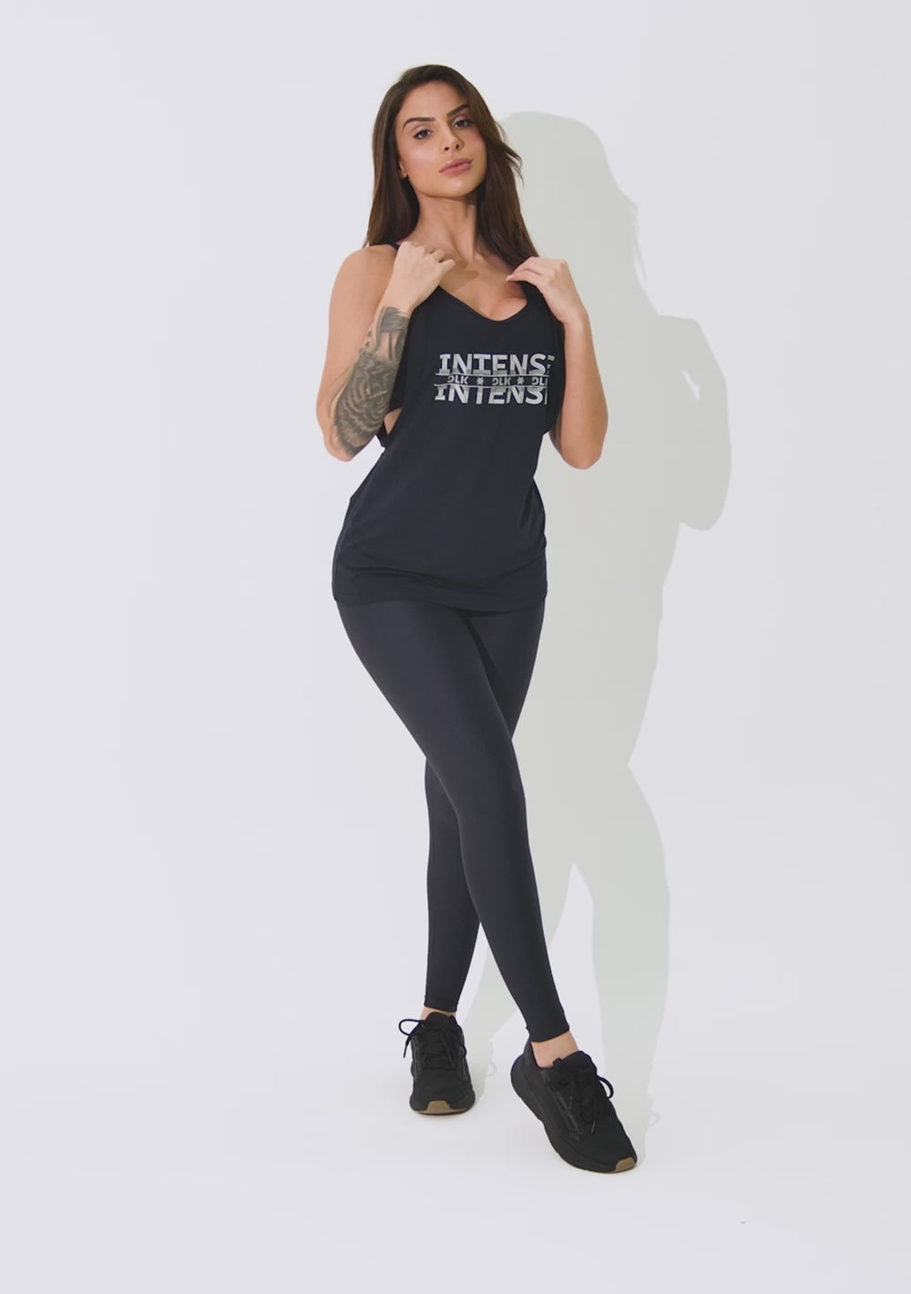 Camiseta Fitness Feminina Viscolycra Preto Maxxi Cava com Silk Intense Lines Dlk