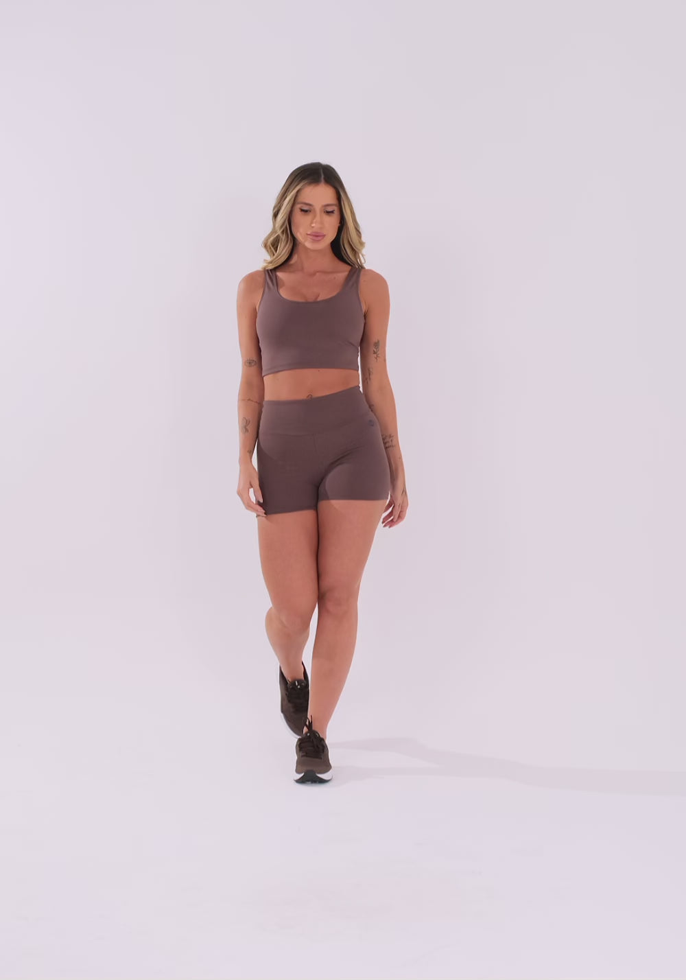 Top Cropped Fitness Feminino Marrom Com Recortes Oasis Dlk
