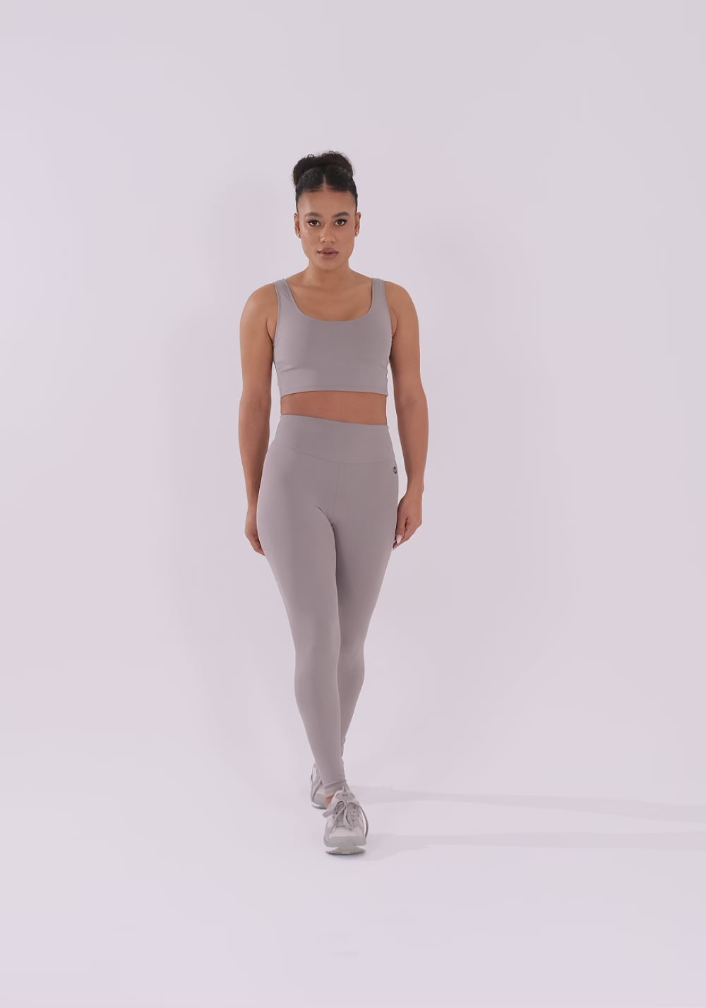 Top Cropped Fitness Feminino Cinza Com Recortes Oasis Dlk