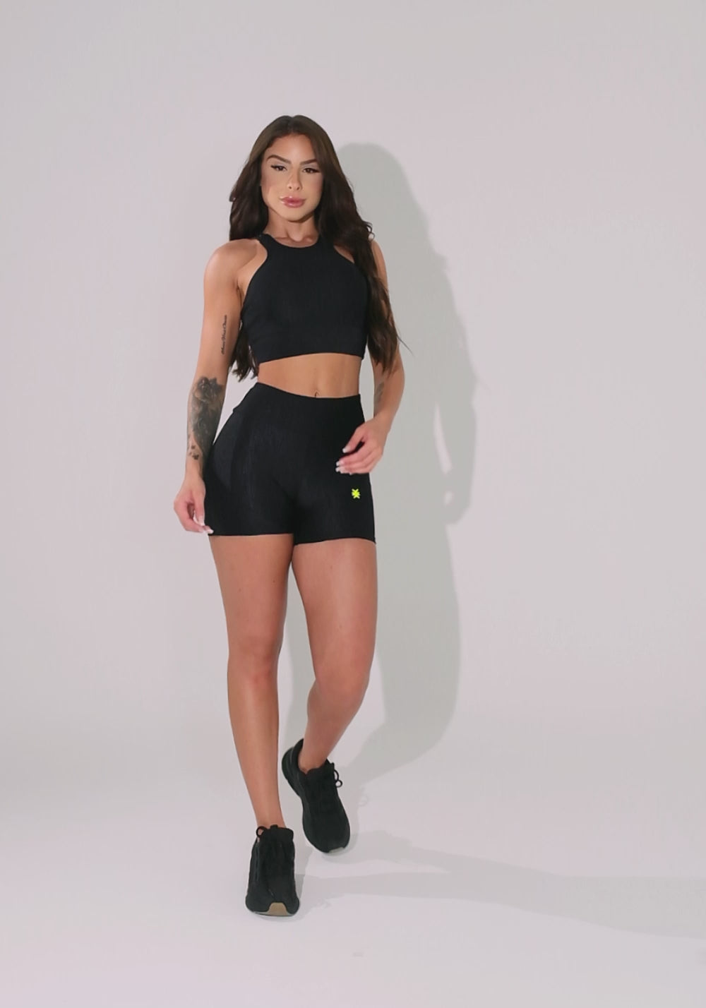 Top Fitness Feminino Preto Texturizado Com Alças Cruzadas Elegance Dlk