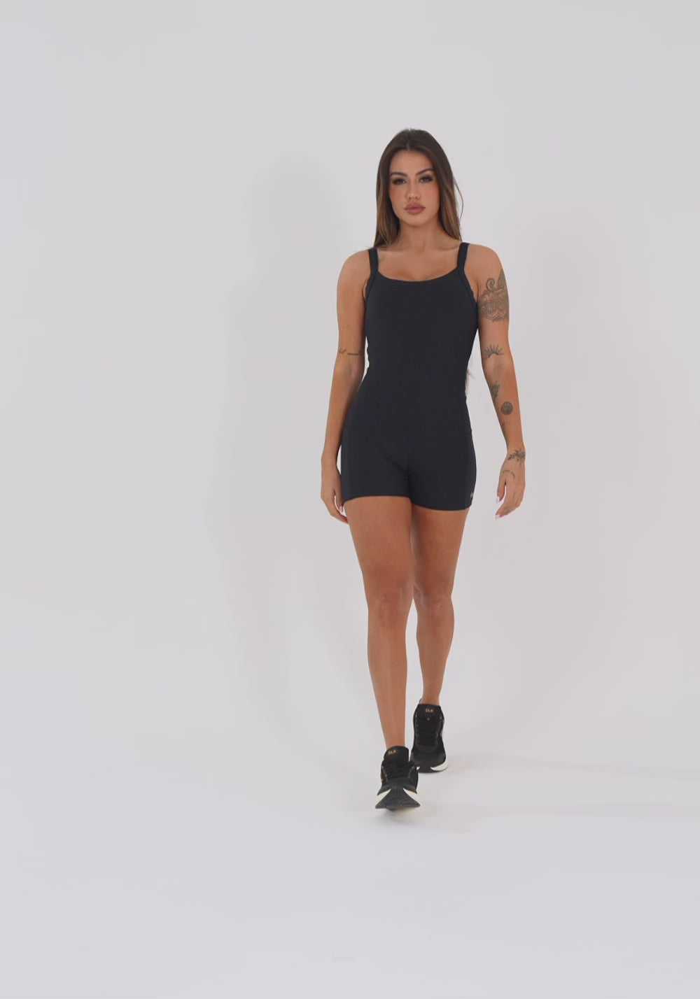Macaquinho Fitness Feminino Preto Com Bolsos Aura Dlk