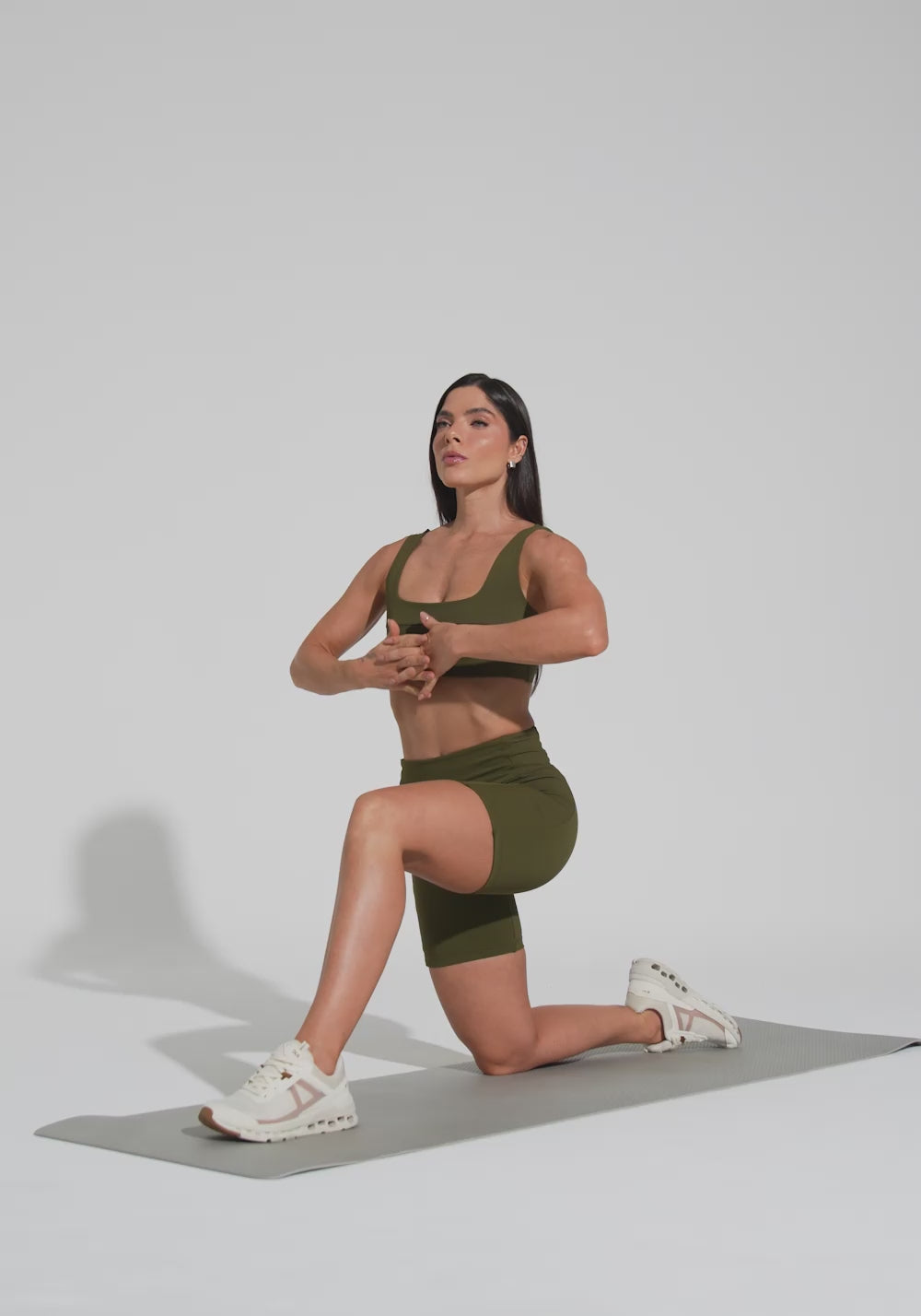 Bermuda Fitness Feminina Com Bolso No Cós E Detalhe Canelado Motion Lines Dlk Verde Oliva