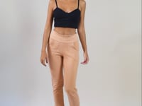 Calça Moletom Amêndoa Com Recortes E Bolso Dlk