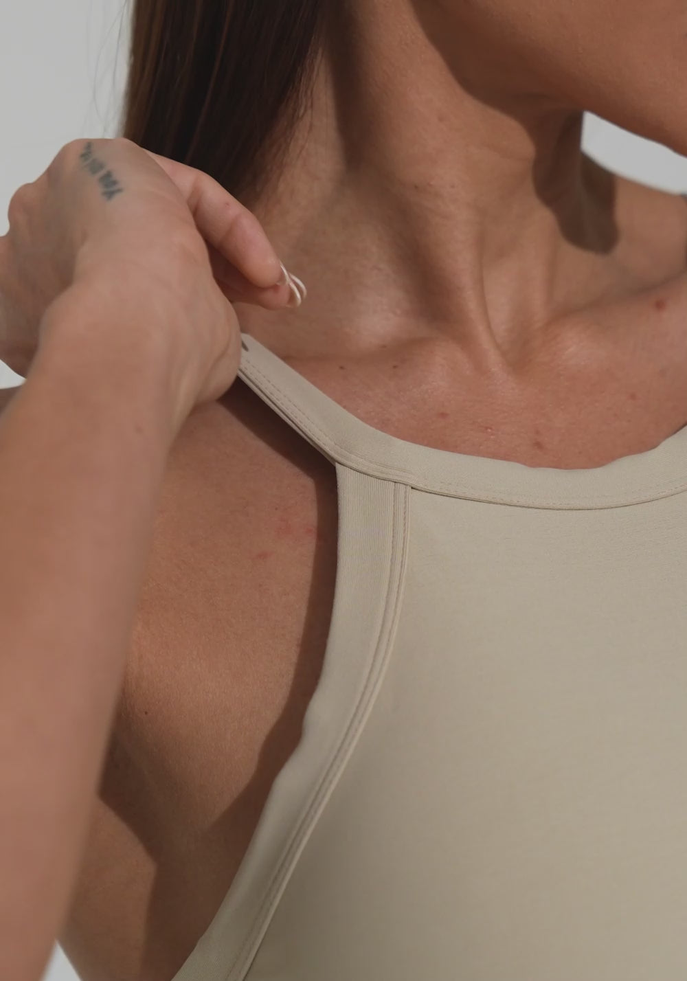 Top Fitness Feminino Nude Com Elástico Vazado Action Dlk