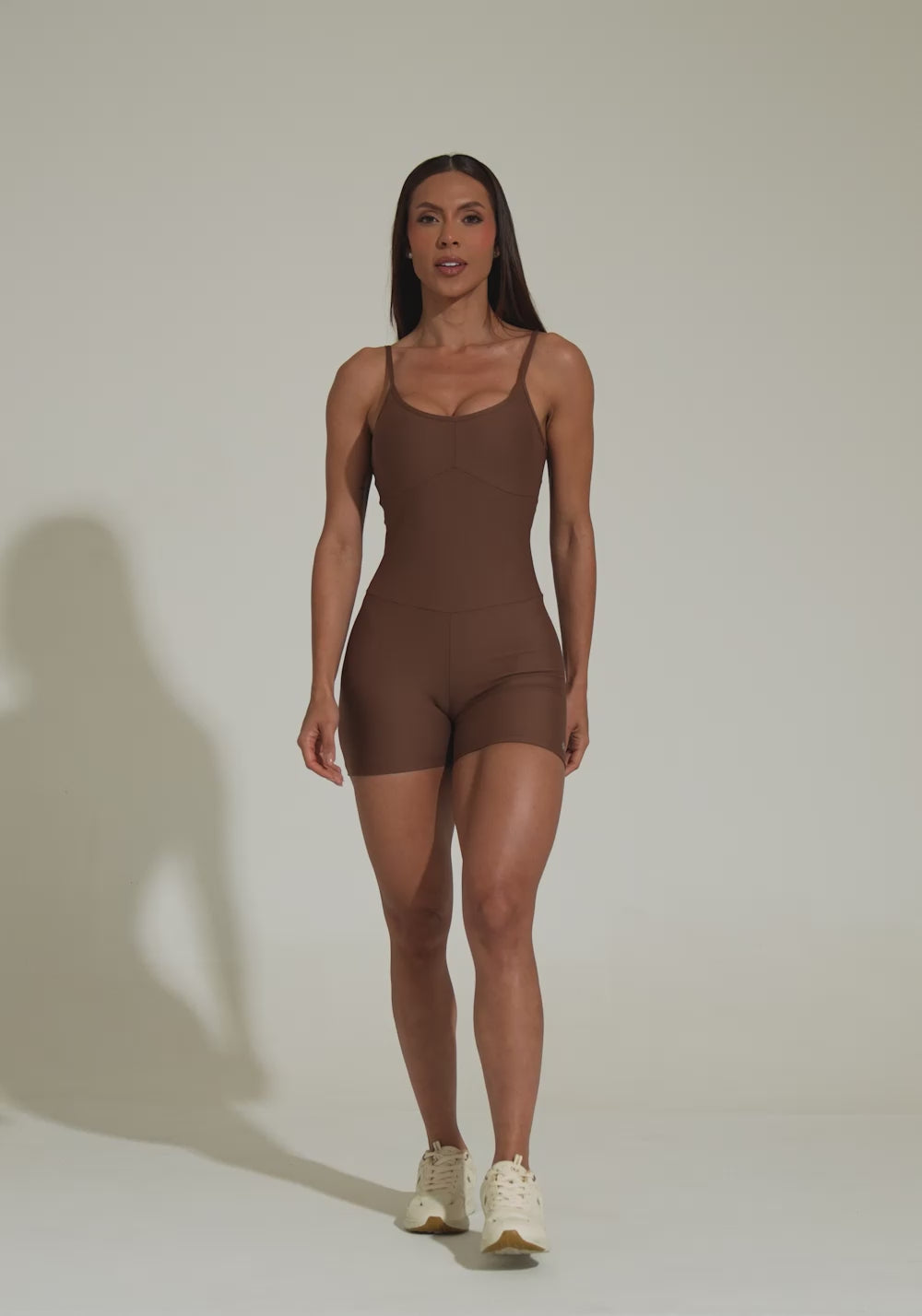 Macaquinho Fitness Feminino Curto Marrom Aura Dlk