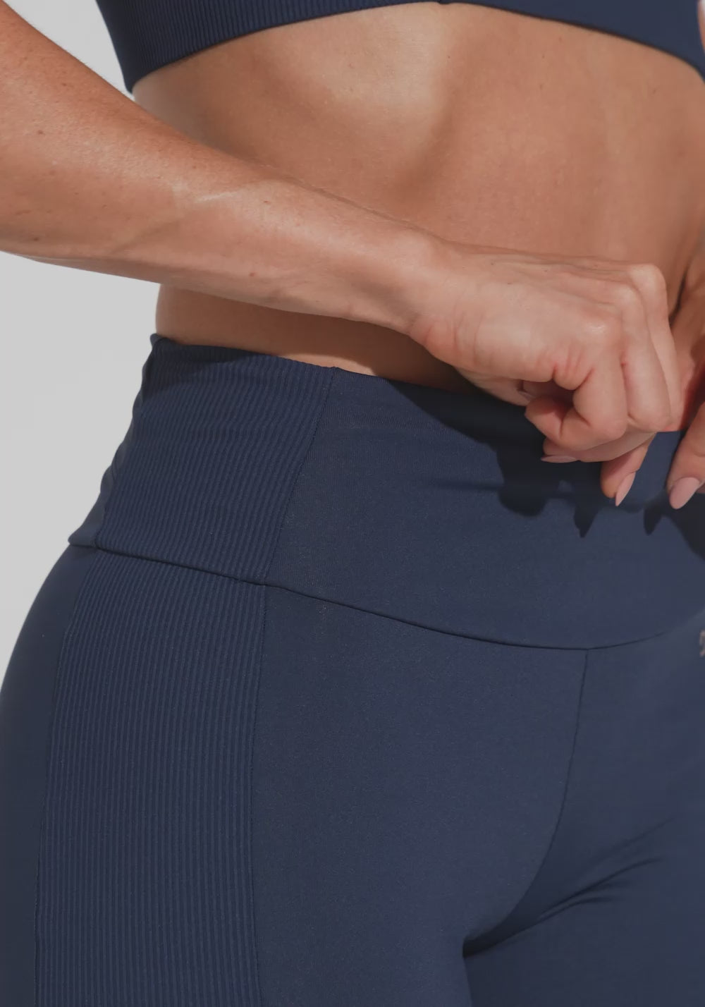Bermuda Fitness Feminina Com Bolso No Cós E Detalhe Canelado Motion Lines Dlk Azul Marinho