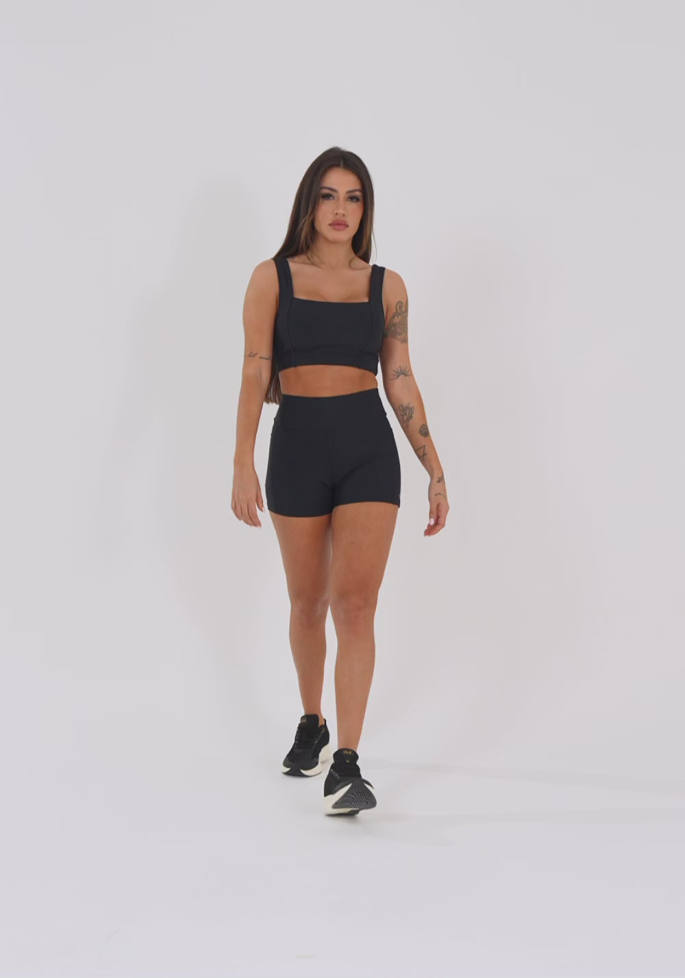 Top Fitness Feminino Preto Decote Reto Com Recortes Aura Dlk
