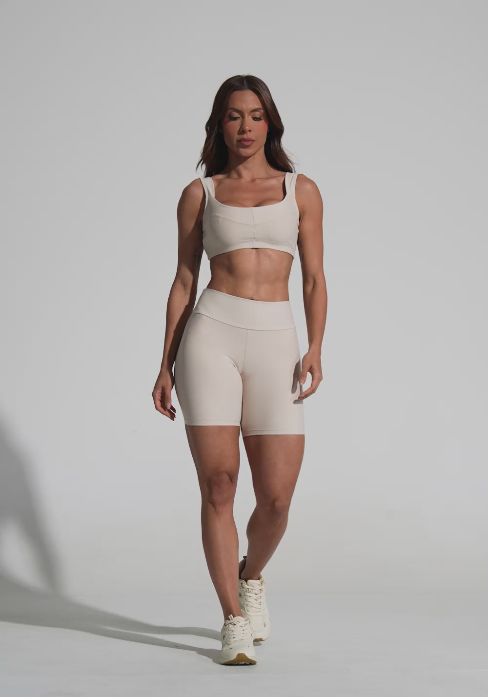 Top Fitness Feminino Nude Com Alça Larga E Recortes Aura Dlk