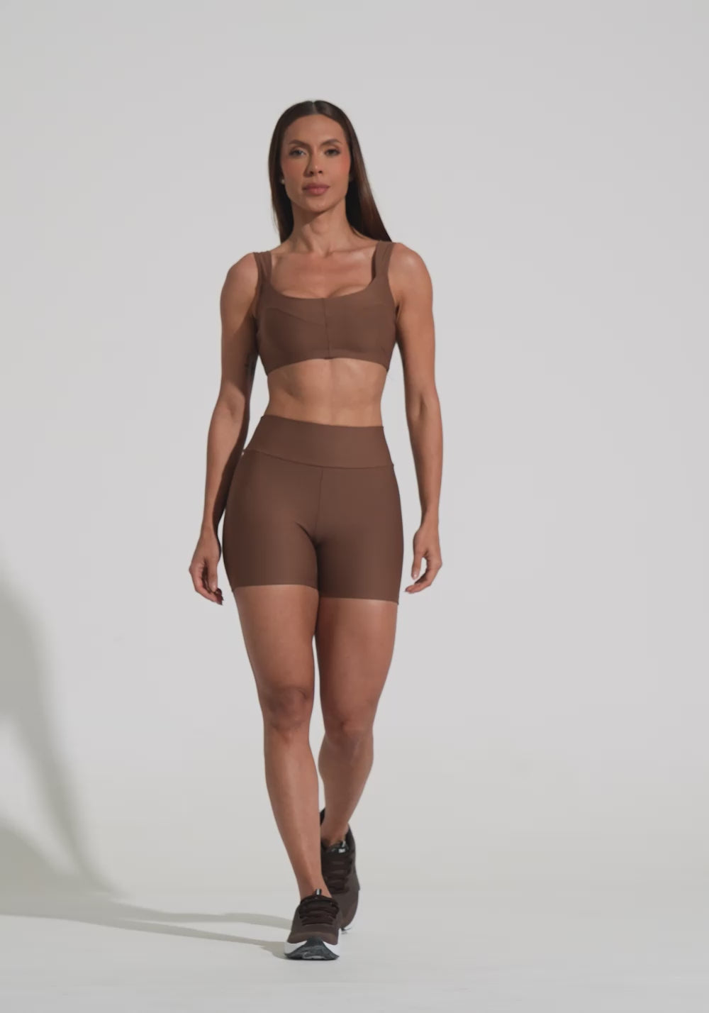 Top Fitness Feminino Marrom Com Alça Larga E Recortes Aura Dlk