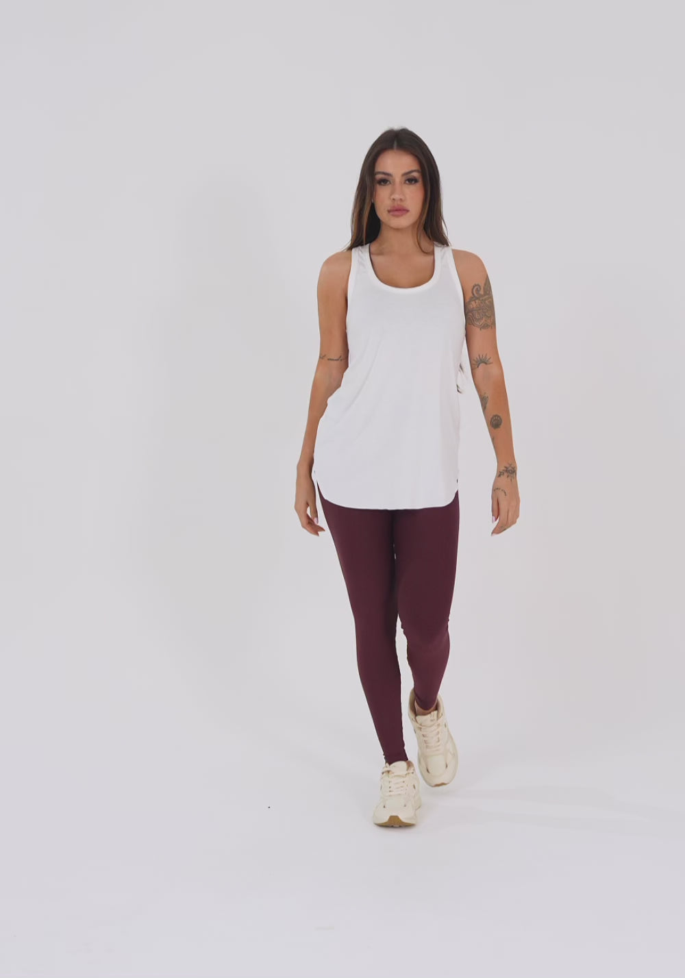 Camiseta Fitness Feminina Alongada Off White Aura Dlk