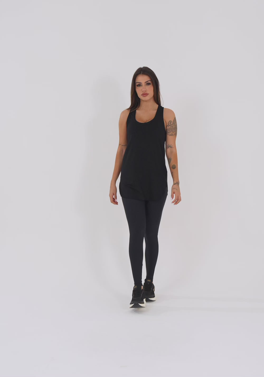 Camiseta Fitness Feminina Alongada Preto Aura Dlk
