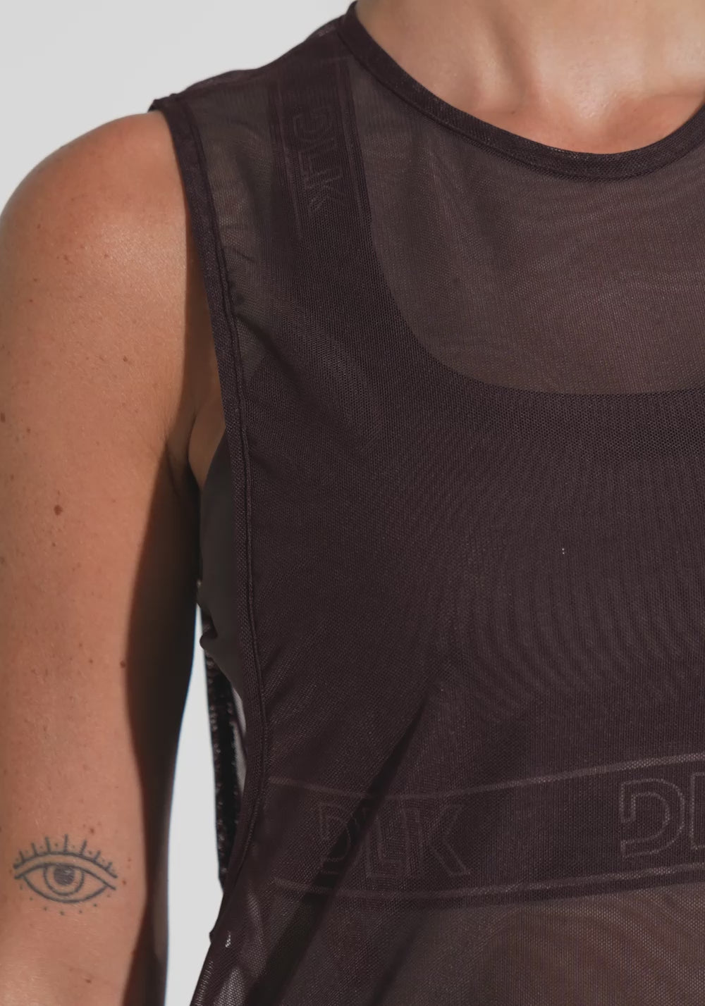 Camiseta Fitness Feminina De Tule Com Elástico Nas Laterais Activity Dlk Marrom Café