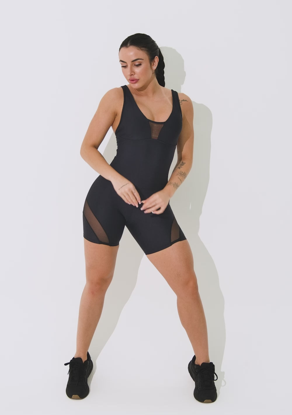 Macacão Curto Fitness Preto Com Bojo E Recortes Em Tule Intense Dlk