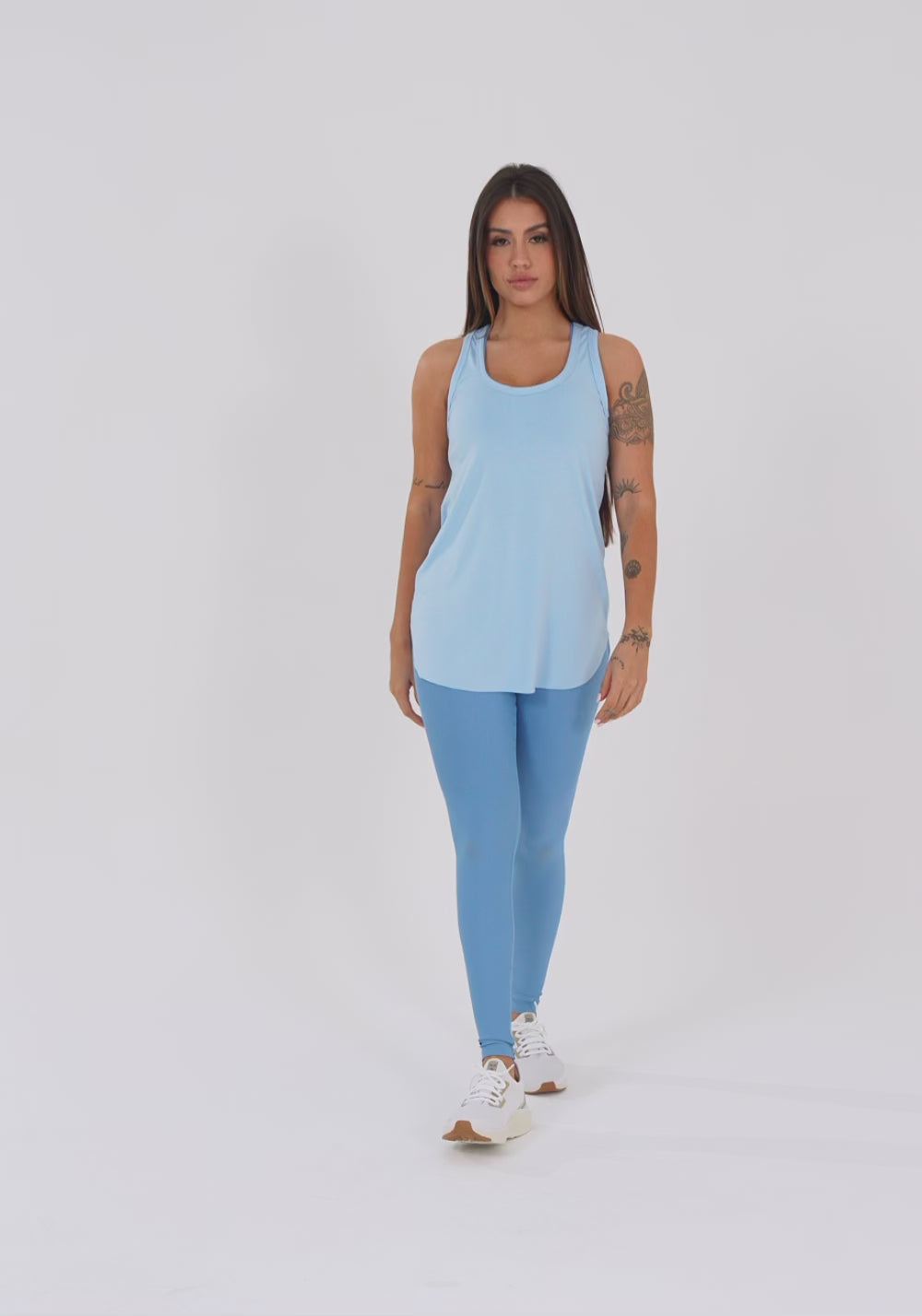 Camiseta Fitness Feminina Alongada Azul Claro Aura Dlk
