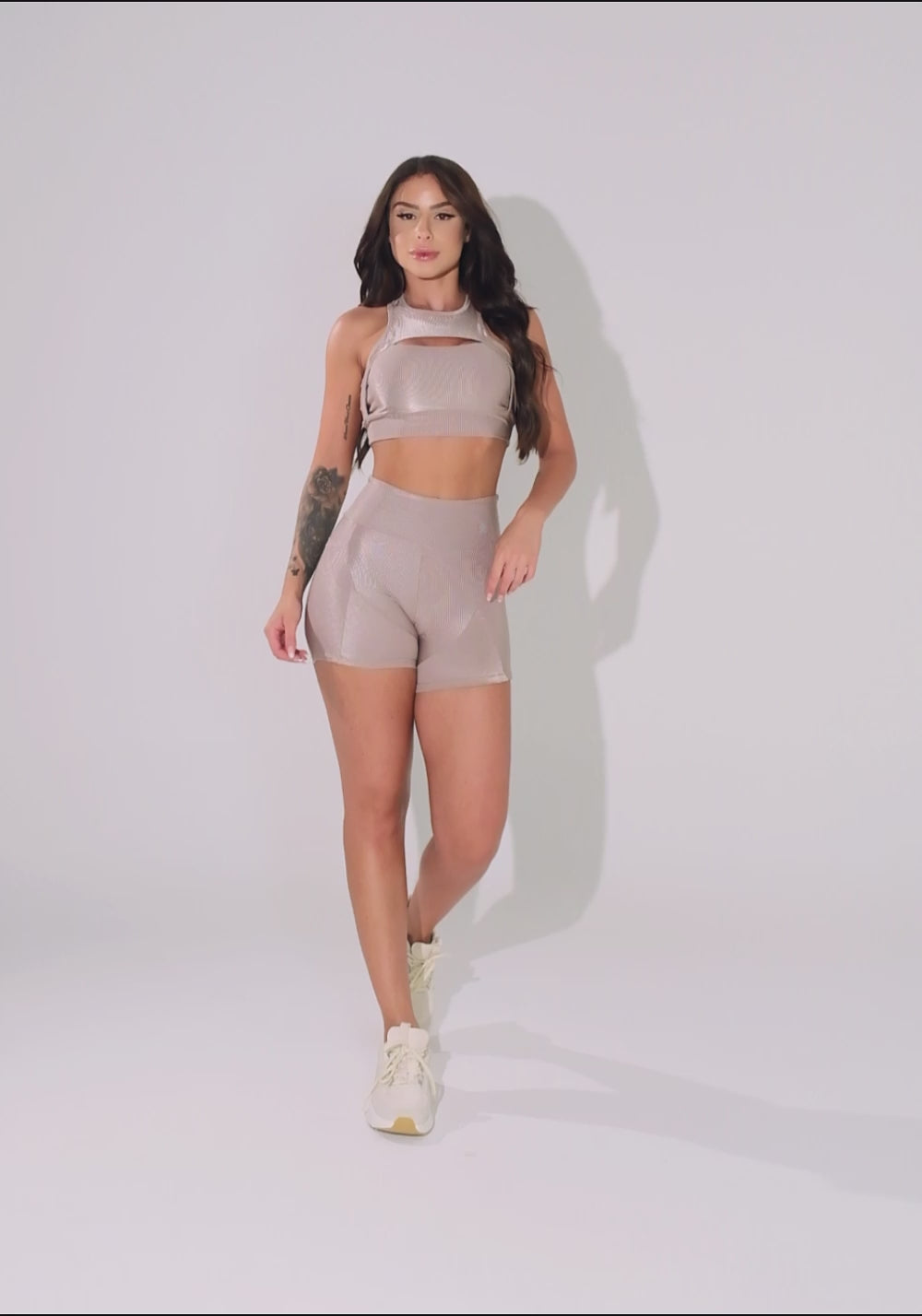 Short Fitness Feminino Nude Canelado Com Bolso E Recortes Elegance Dlk