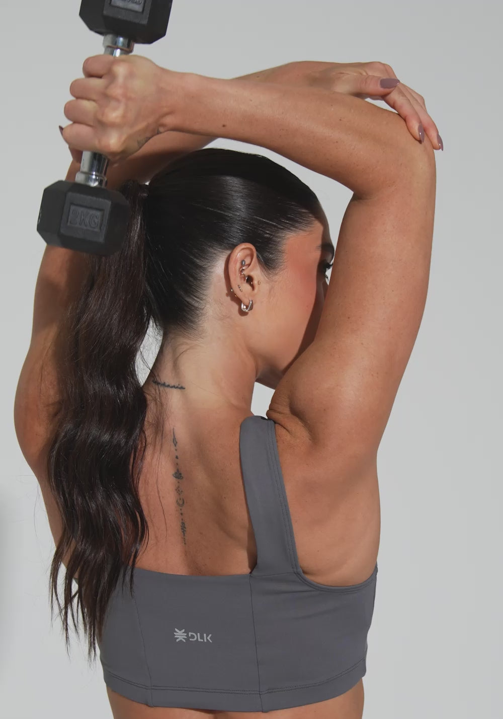 Top Fitness Feminino Decote Reto com Recortes Cinza Básico Dlk