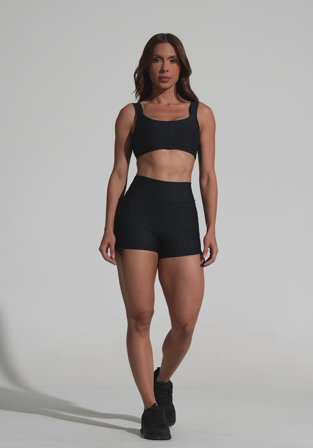 Top Fitness Feminino Preto Com Alça Larga E Recortes Aura Dlk