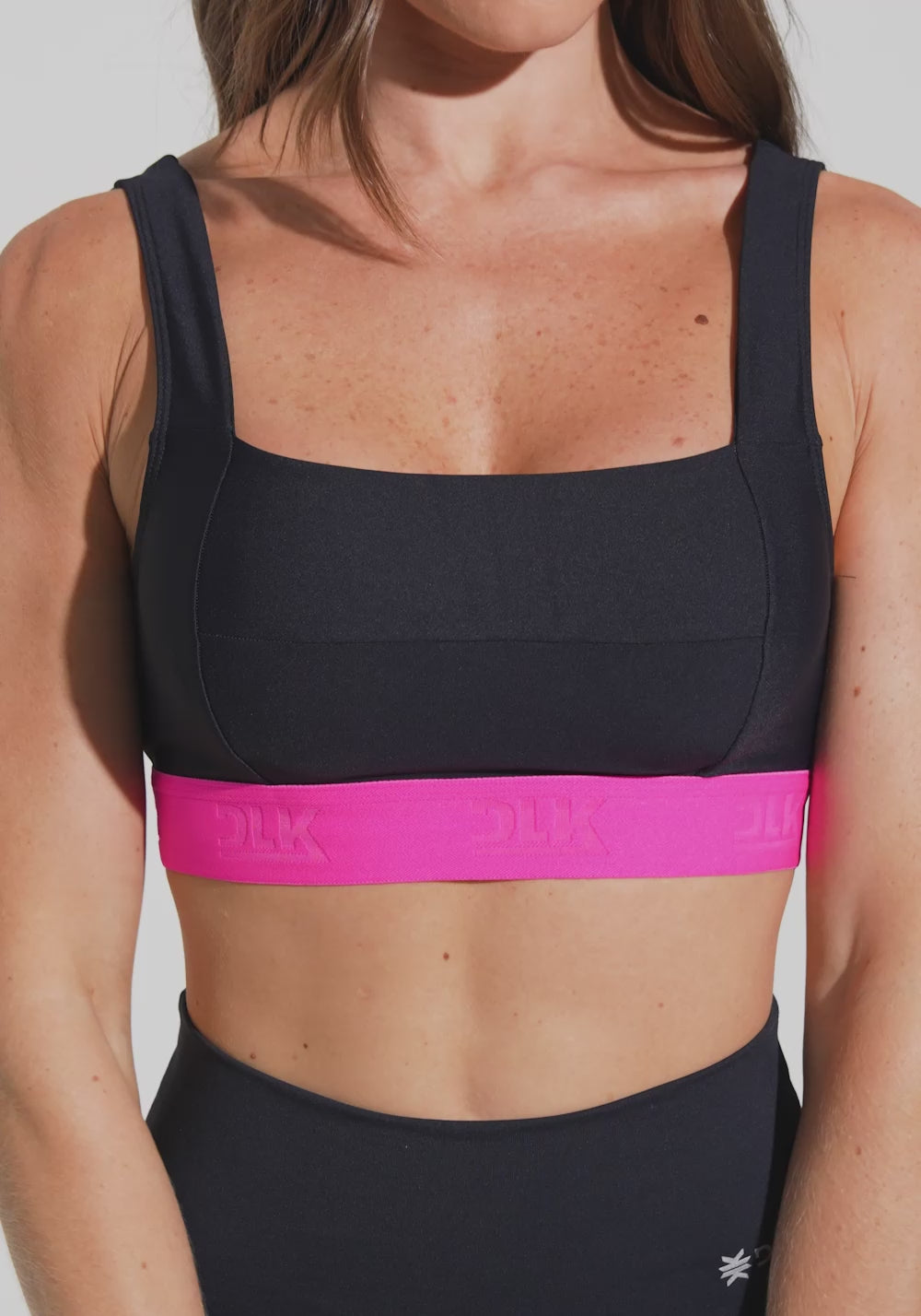 Top Fitness Feminino Preto com Decote Reto e Elástico Rosa Dlk