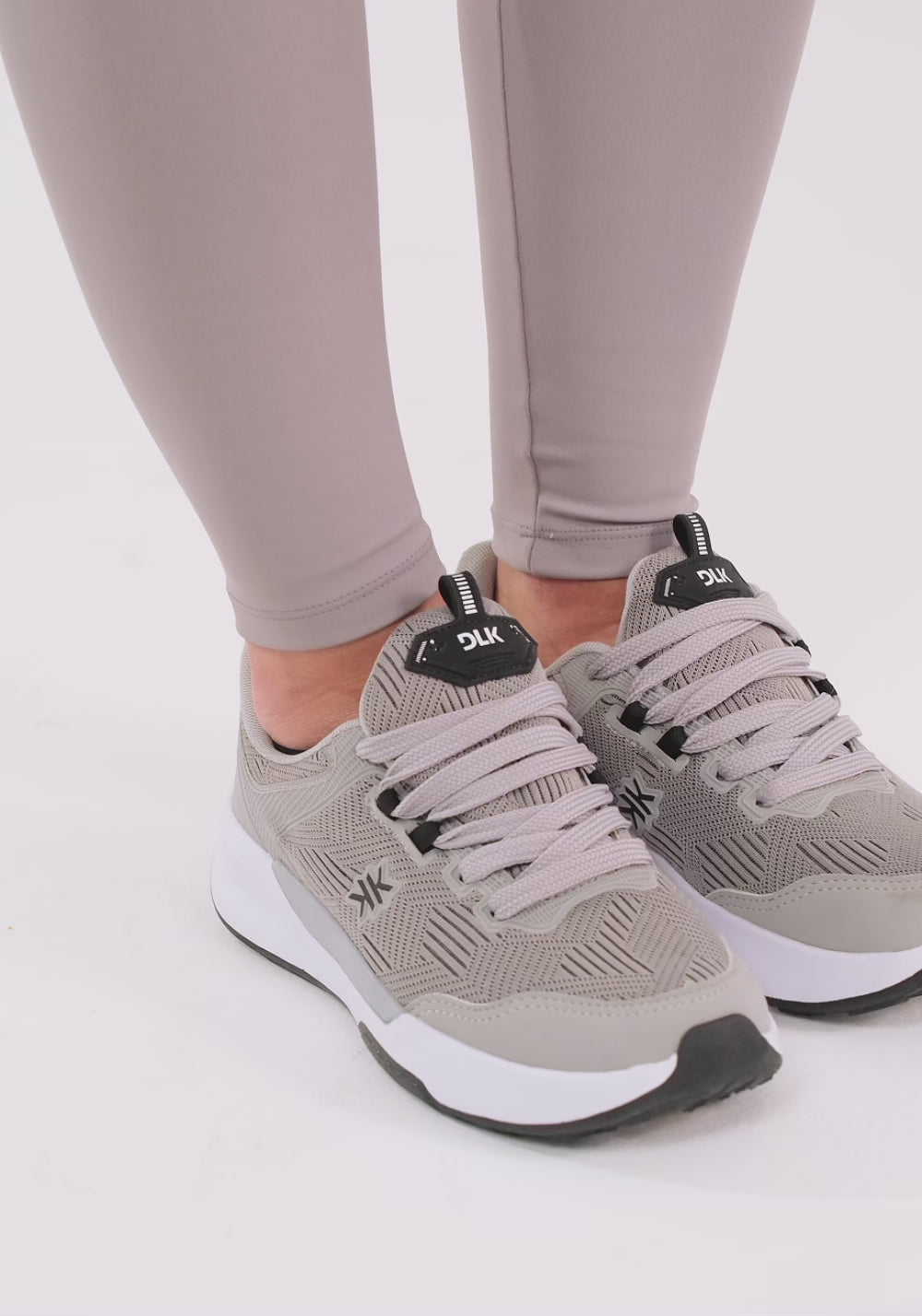 Tênis Esportivo Feminino Sola Alta Cinza E Preto Dlk