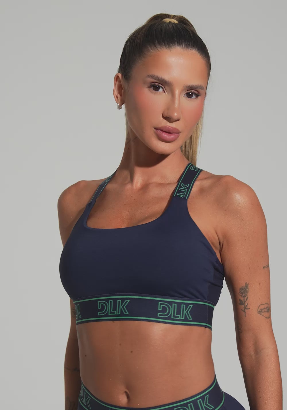 Top Fitness Feminino Com Bojo E Alças De Elástico Com Tule Nas Costas Activity Dlk Azul Marinho