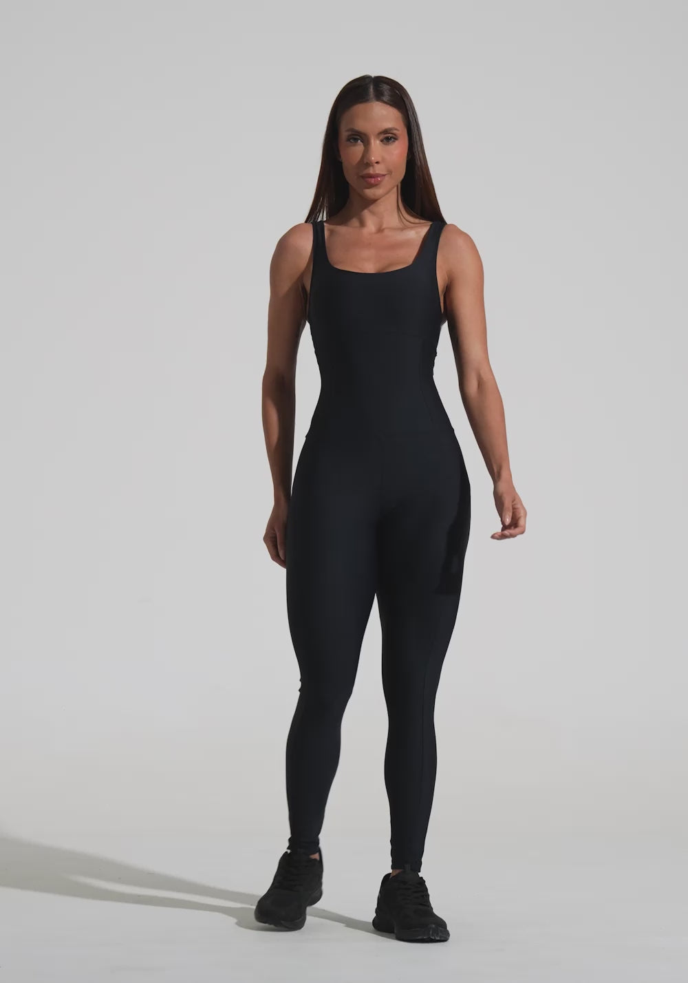 Macacão Fitness Feminino Preto com Alças Largas e Recortes Aura Dlk