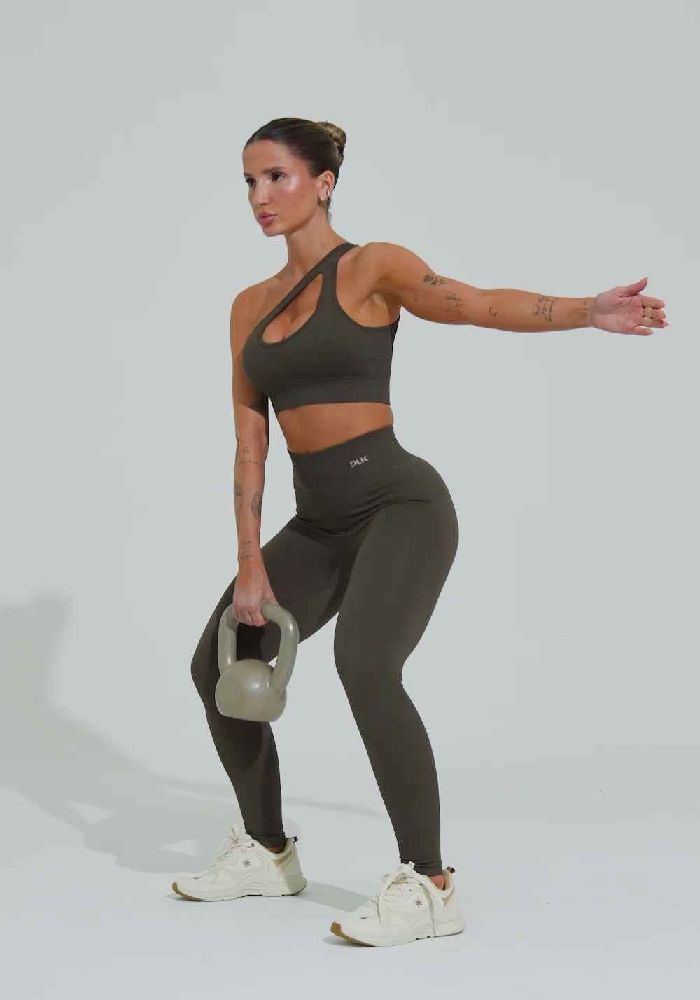 Top Fitness Feminino Verde Oliva Canelado Com Bojo E Detalhe Vazado Seamless+ Dlk
